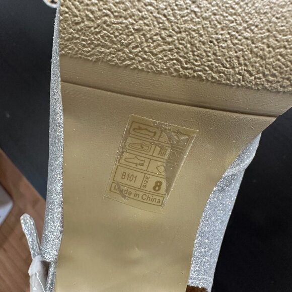 But Another Innocent Tale Sparkly Silver NWOT Platform Heels Size 8 Glitter - Picture 9 of 14